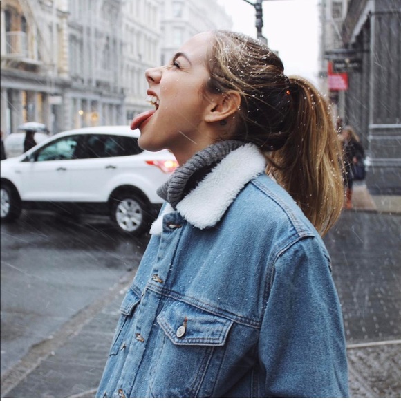 Brandy Melville Jackets & Blazers - BrandyMelville light denim fur lined shaine jacket